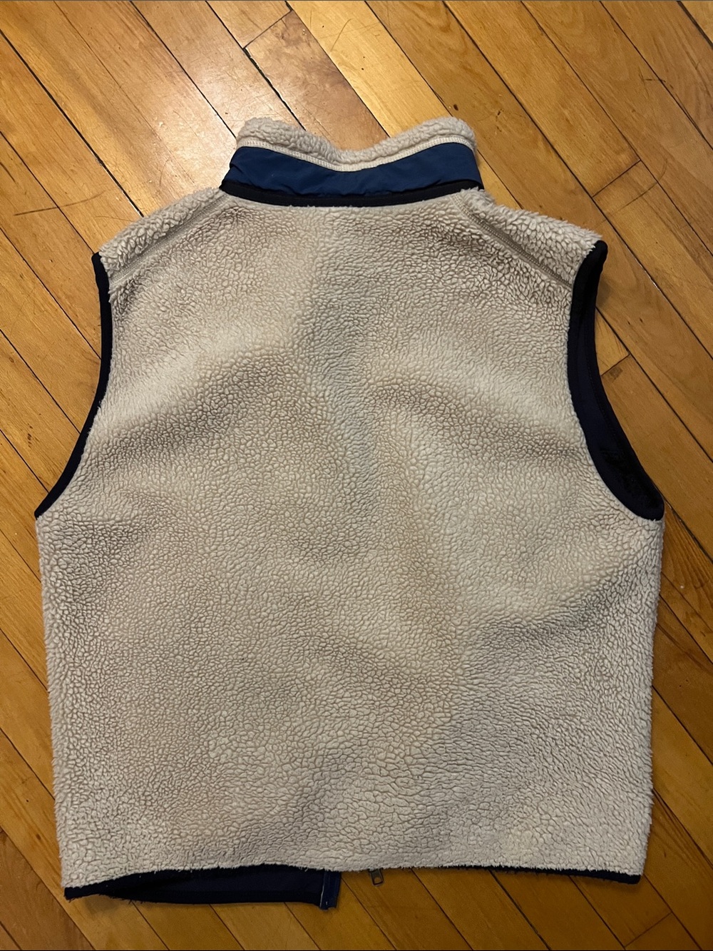 Patagonia Men’s size L  Cream Sherpa Vest with Navy Trim. - Picture 5 of 5